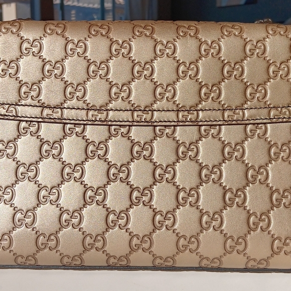 Gucci medium Emily gold embossed shoulder bag - Picture 3 of 16